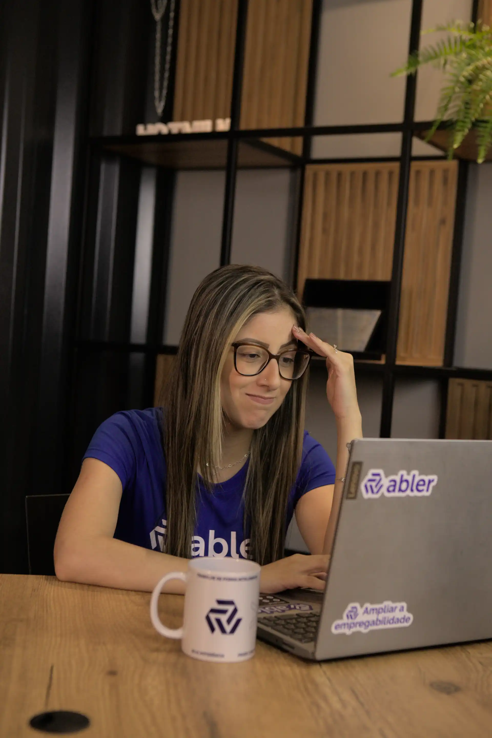 Mulher frustrada na frente do computador, refletindo sobre o resultado da seleção, simbolizando a situação de candidato não foi selecionado.