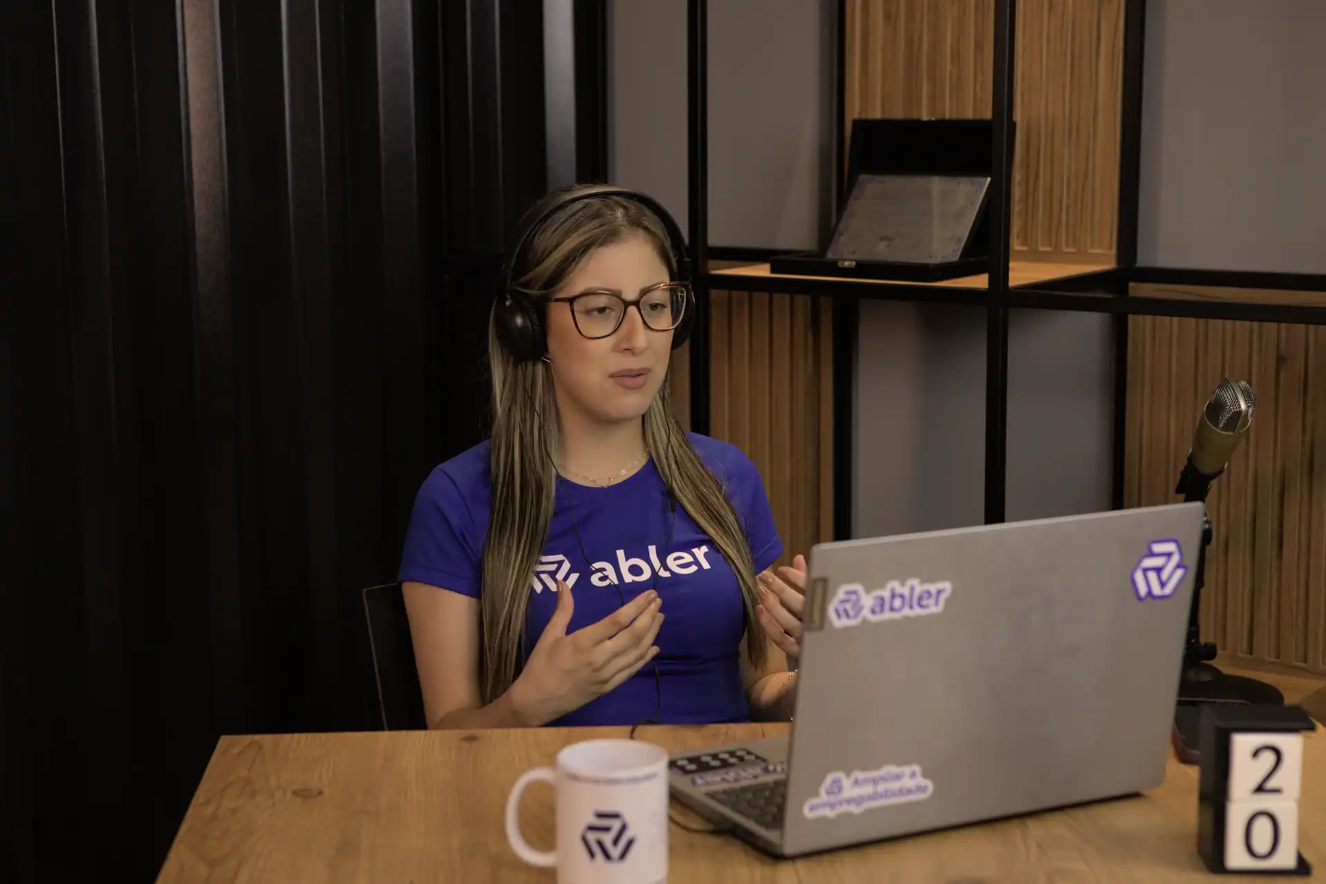 Profissional em videoconferência, discorrendo sobre consultoria de sucesso. A imagem destaca uma mulher com headset, envolvida em uma apresentação.