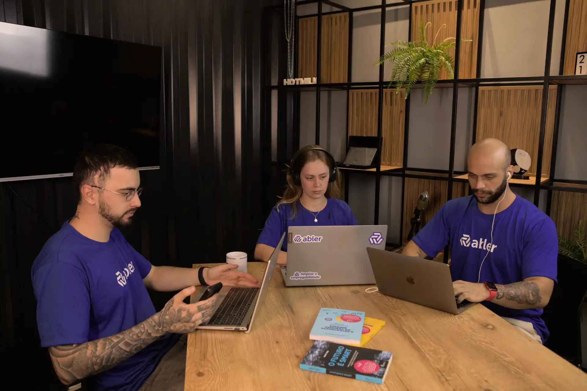 Profissionais trabalhando em equipe em ambiente de escritório, abordando temas como políticas de privacidade, focando em tecnologia e colaboração.