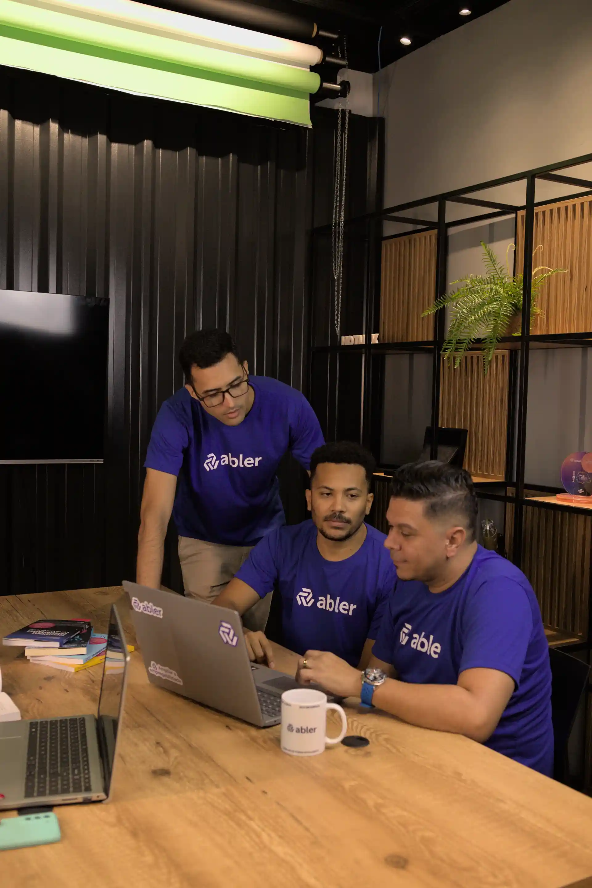 Profissionais trabalhando em equipe discutindo estratégias para recrutamento interno ou externo em um ambiente moderno e colaborativo.